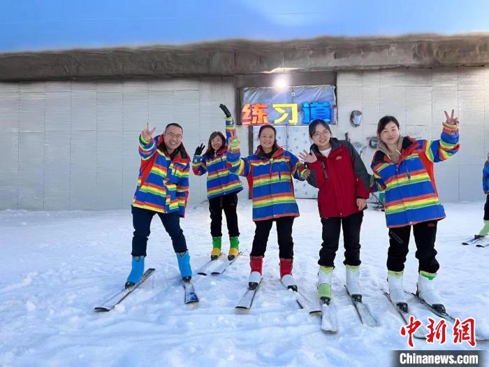 华侨畅享冰雪嘉年华 青田打造四季滑雪新地标