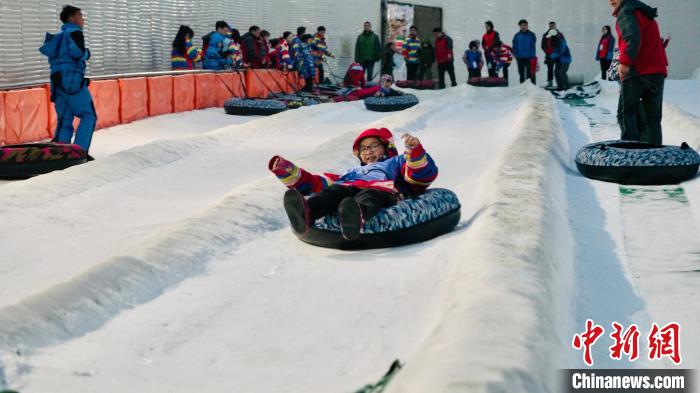 华侨畅享冰雪嘉年华 青田打造四季滑雪新地标