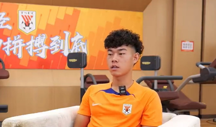 22岁中国球员何小珂无球可踢 职业生涯陷入低谷