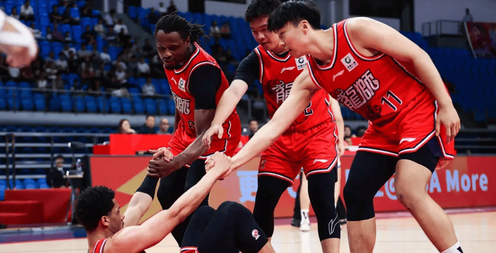 广州男篮险遭绝杀 青岛队末节逆转终结悬念