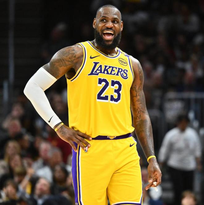 文班亚马季后赛首秀35分创马刺队史纪录，对标乔